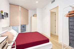 A compact bedroom with a bed, a washing machine, and a wardrobe. - Cubo's Apartment Front Line Beach Fuengirola / First line of beach / Air conditioning (Fuengirola)