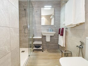 Shower, hair dryer, towels - Cubo's Apartment Front Line Beach Fuengirola / First line of beach / Air conditioning (Fuengirola)