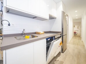 Refrigerador, microondas, horno y lavavajillas 