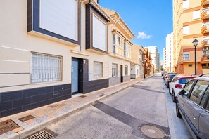 A street with parked cars and buildings with balconies. - Cubo's Apartment Front Line Beach Fuengirola / First line of beach / Air conditioning (Fuengirola)