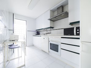 Frigorífico, microondas, horno y lavavajillas