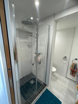 Dusche, Haartrockner, Handtücher, Toilettenpapier