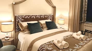 1 camera, una cassaforte in camera, una scrivania, culla da viaggio