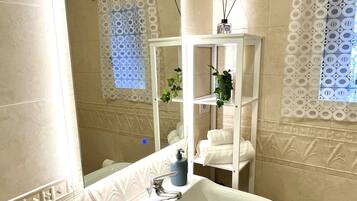 Asciugacapelli, asciugamani, sapone, shampoo