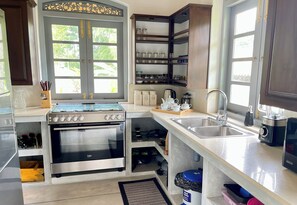 Kühlschrank, Mikrowelle, Ofen, Wasserkocher mit Kaffee-/Teezubehör
