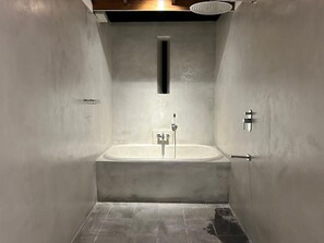 Dusche, Haartrockner, Handtücher, Toilettenpapier