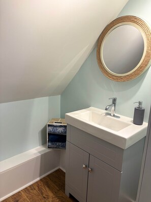 Douche, séchoir à cheveux, serviettes fournies, savon