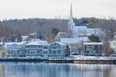 Historic Knotting Hill-A Tranquil Coastal Gem in Mahone Bay