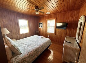 3 bedrooms, WiFi, bed sheets - OBX Ocean Cottage 5-Steps to Beach! (Nags Head)