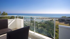 Un balcón con vistas despejadas al mar y la vegetación.