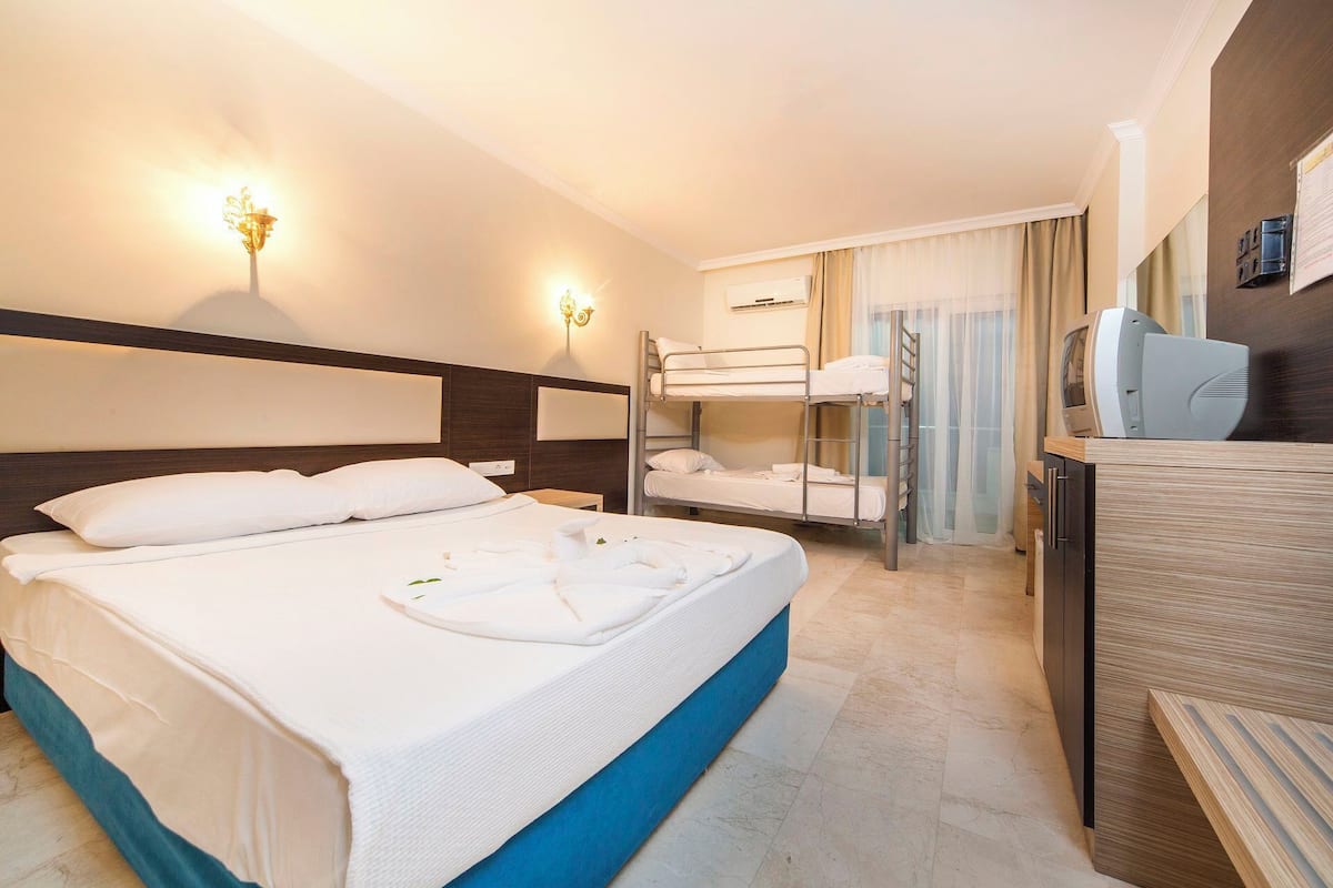 1 bedroom, soundproofing, cribs (free), WiFi (free)