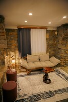 Superior Stüdyo Süit | Oturma alanı | Uydu yayını kanalları bulunan 50 inç LCD televizyon, şömine 