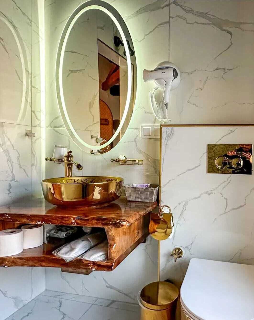 Honeymoon Studio | Bathroom | Shower, hydromassage showerhead, free toiletries, hair dryer