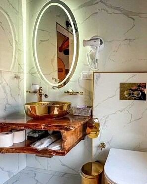 Estudio de luna de miel | Baño | Regadera, regadera con hidromasaje, amenidades de baño gratuitas 