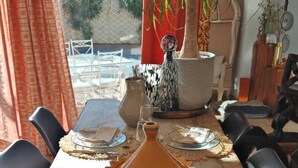 A dining table set with placemats, plates, cutlery, and a centerpiece. - House and outbuilding at the foot of the Alps (Eyguières)