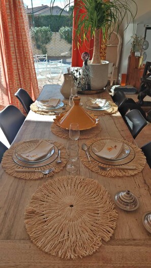 Dining - House and outbuilding at the foot of the Alps (Eyguières)