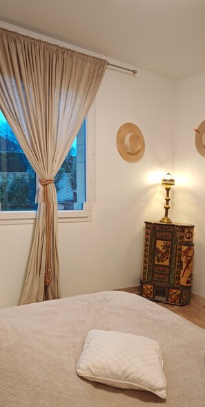 Iron/ironing board, internet, bed sheets