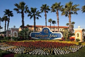 Property grounds - Awesome 2-Br Villa, minutes to DisneyWorld! #2 (Orlando)