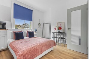 1 bedroom, iron/ironing board, WiFi, bed sheets - Our studio is a home away from home! In the heart of Hammersmith and Fulham. (London)