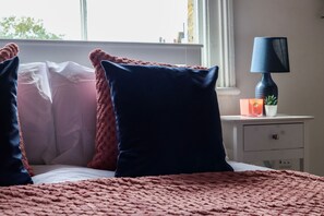 1 bedroom, iron/ironing board, WiFi, bed sheets - Our studio is a home away from home! In the heart of Hammersmith and Fulham. (London)