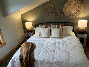 2 bedrooms, iron/ironing board, travel crib, free WiFi - Mountain Retreat close to town. 
 (Clancy)