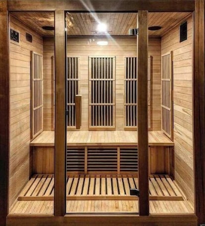 Sauna. Mountainside chalet with a sauna and beautiful views near Gunstock Resort in NH!