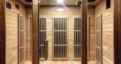 Mountainside chalet with a sauna and beautiful views near Gunstock Resort in NH!