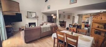 Mountainside chalet with a sauna and beautiful views near Gunstock Resort in NH!