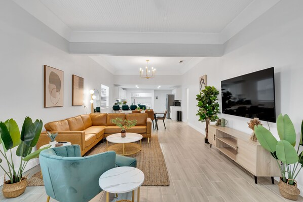 Living area - Cigar City Historic Ybor bungalow Newly Remodeled (Tampa)