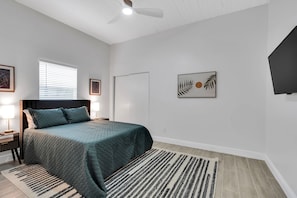 3 bedrooms, iron/ironing board, WiFi, bed sheets - Cigar City Historic Ybor bungalow Newly Remodeled (Tampa)