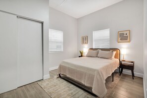 3 bedrooms, iron/ironing board, WiFi, bed sheets - Cigar City Historic Ybor bungalow Newly Remodeled (Tampa)