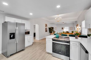 Private kitchen - Cigar City Historic Ybor bungalow Newly Remodeled (Tampa)