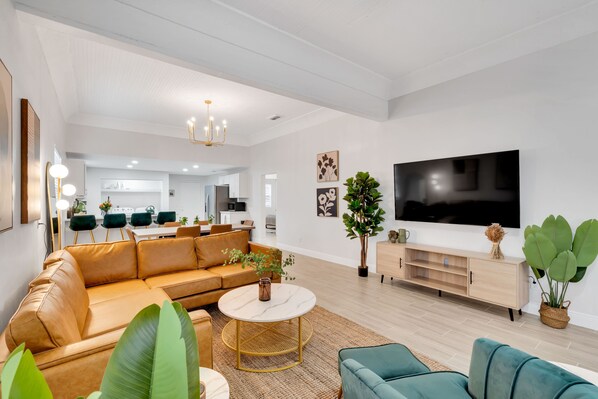 Una sala de estar moderna con un sofá, una mesa de centro y un televisor.