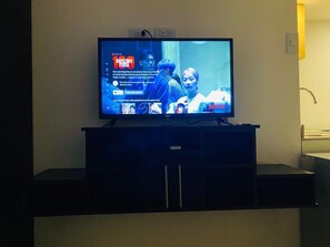 Television - Suite en Bosque de la Alborada Cómoda Para Pareja, Familias o Corporativo (Guayaquil)