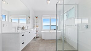 Shower - Paradise Escape in Long Beach (Long Beach)