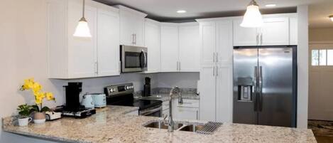 Réfrigérateur, micro-ondes, four, plaque de cuisson