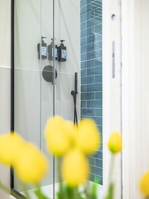Deluxe Double Room | Bathroom | Hair dryer - Rua de Mar Chiatamone (Naples)