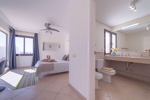 Een douche, een haardroger, handdoeken