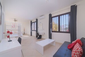 4 chambres, coffres-forts dans les chambres, fer et planche à repasser