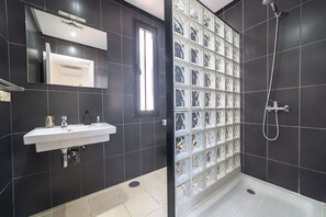 Douche, séchoir à cheveux, serviettes fournies