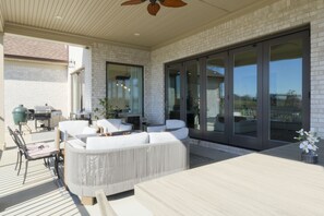 Outdoor dining - 6-acre retreat in Derby City near Valhalla and Bourbon Trail (Louisville)