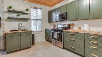 Réfrigérateur, four à micro-ondes, un four, surface de cuisson