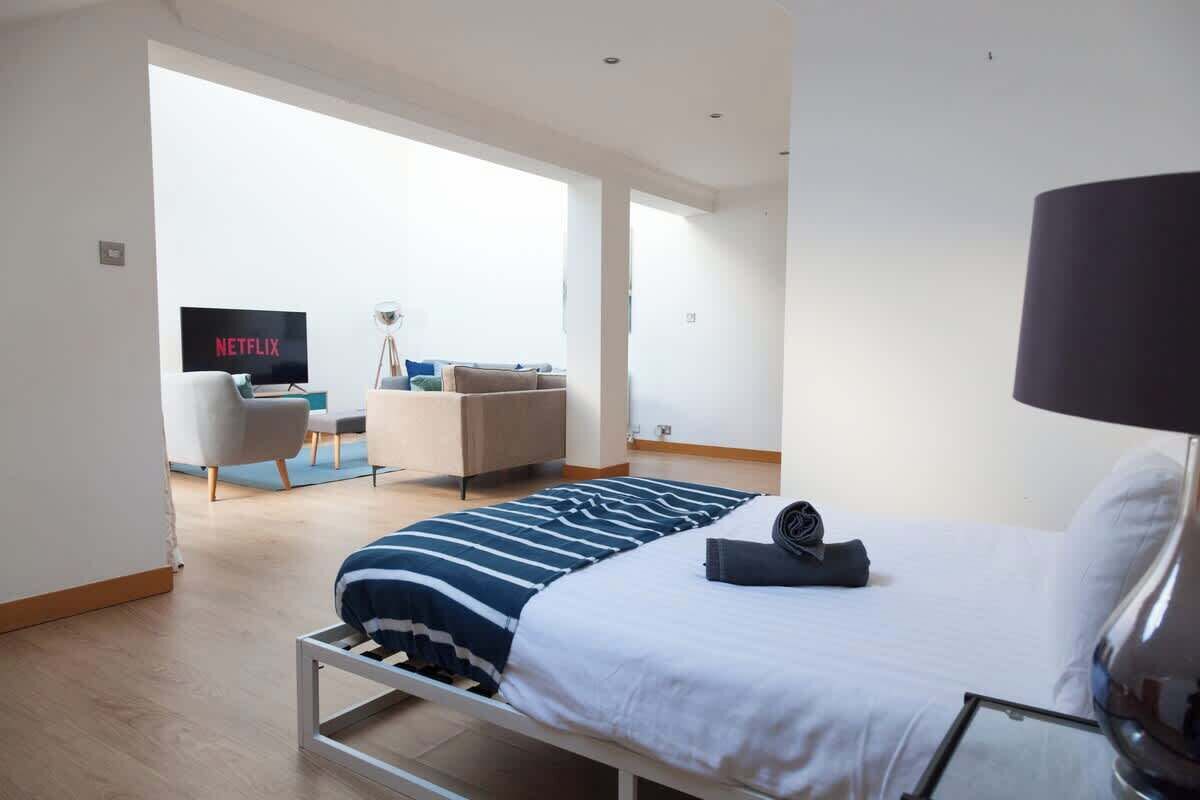 3 bedrooms, iron/ironing board, WiFi, bed sheets