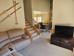Smart TV, table football, ping pong - Cozy Mount Spokane Condo w/ Wi-Fi, access to Hot Tub, Pool and Sauna  (Mead)