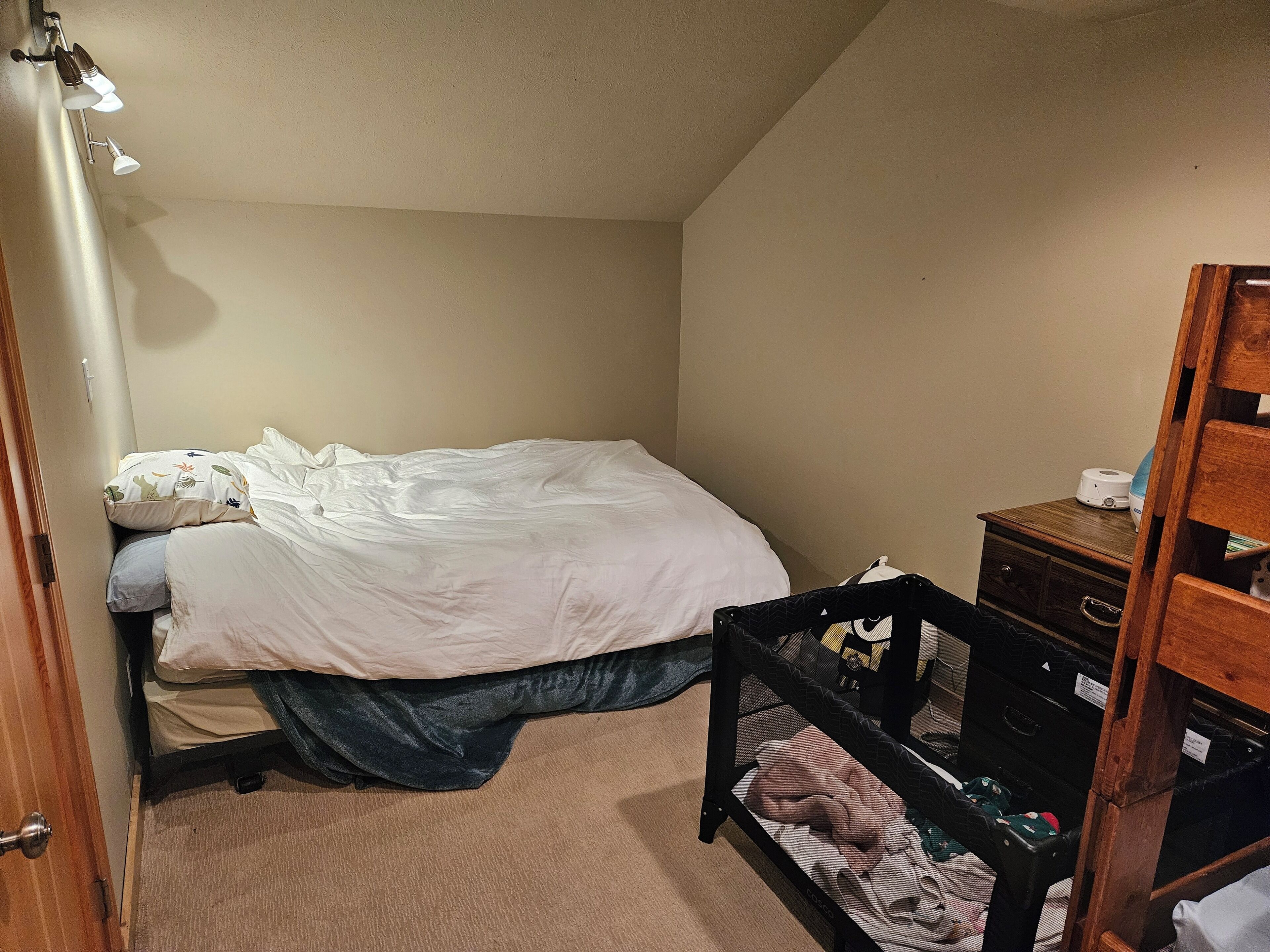 3 bedrooms, travel crib, WiFi, bed sheets