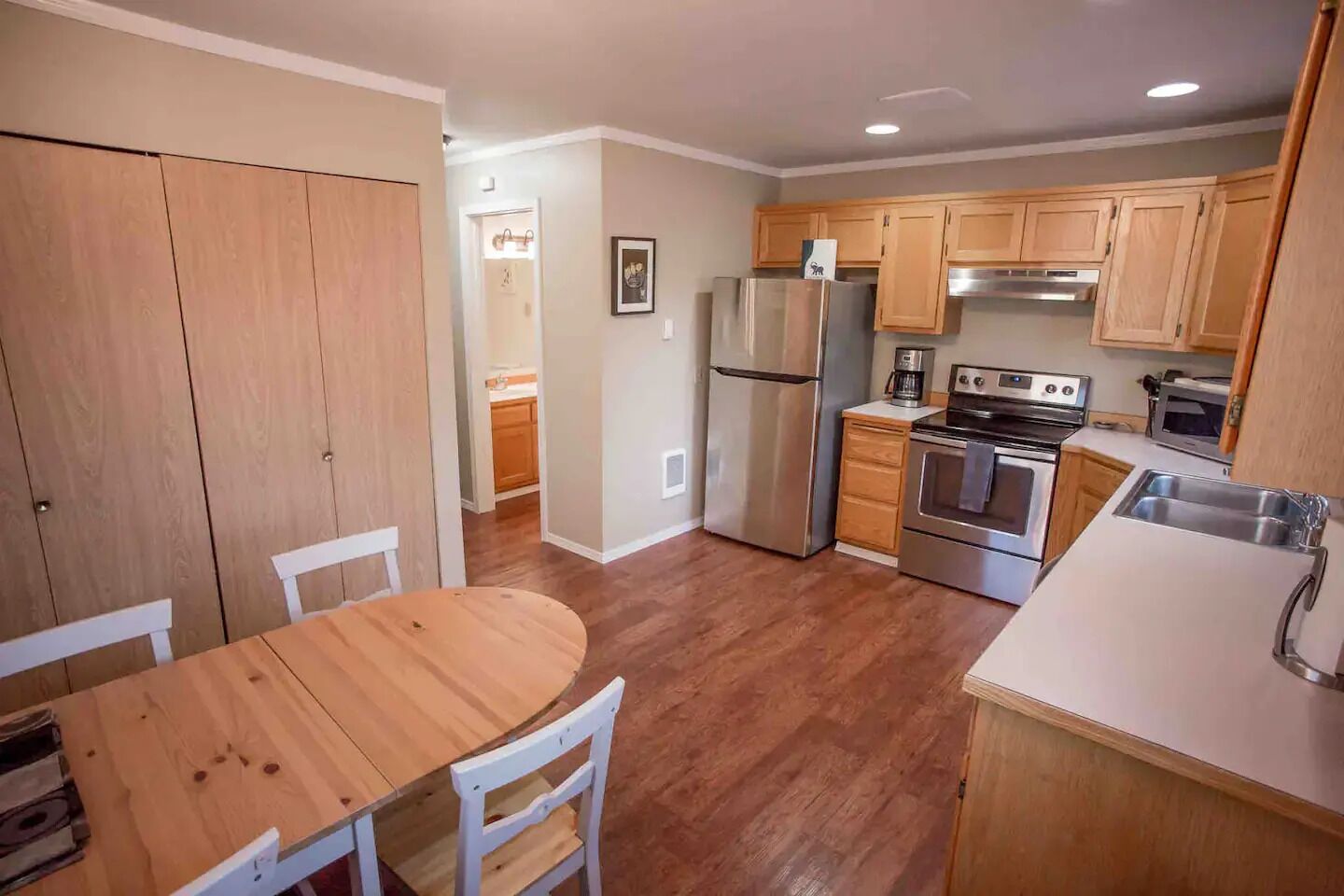 Køleskab, mikrobølgeovn, ovn, kogeplade