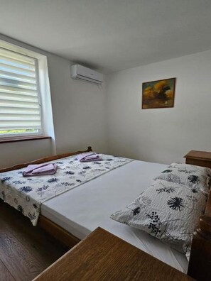 2 chambres, fer et planche à repasser, Wi-Fi, draps fournis