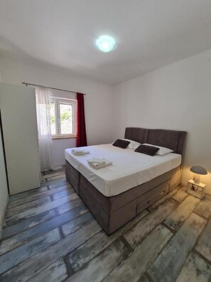3 chambres, fer et planche à repasser, accès à Internet, literie fournie