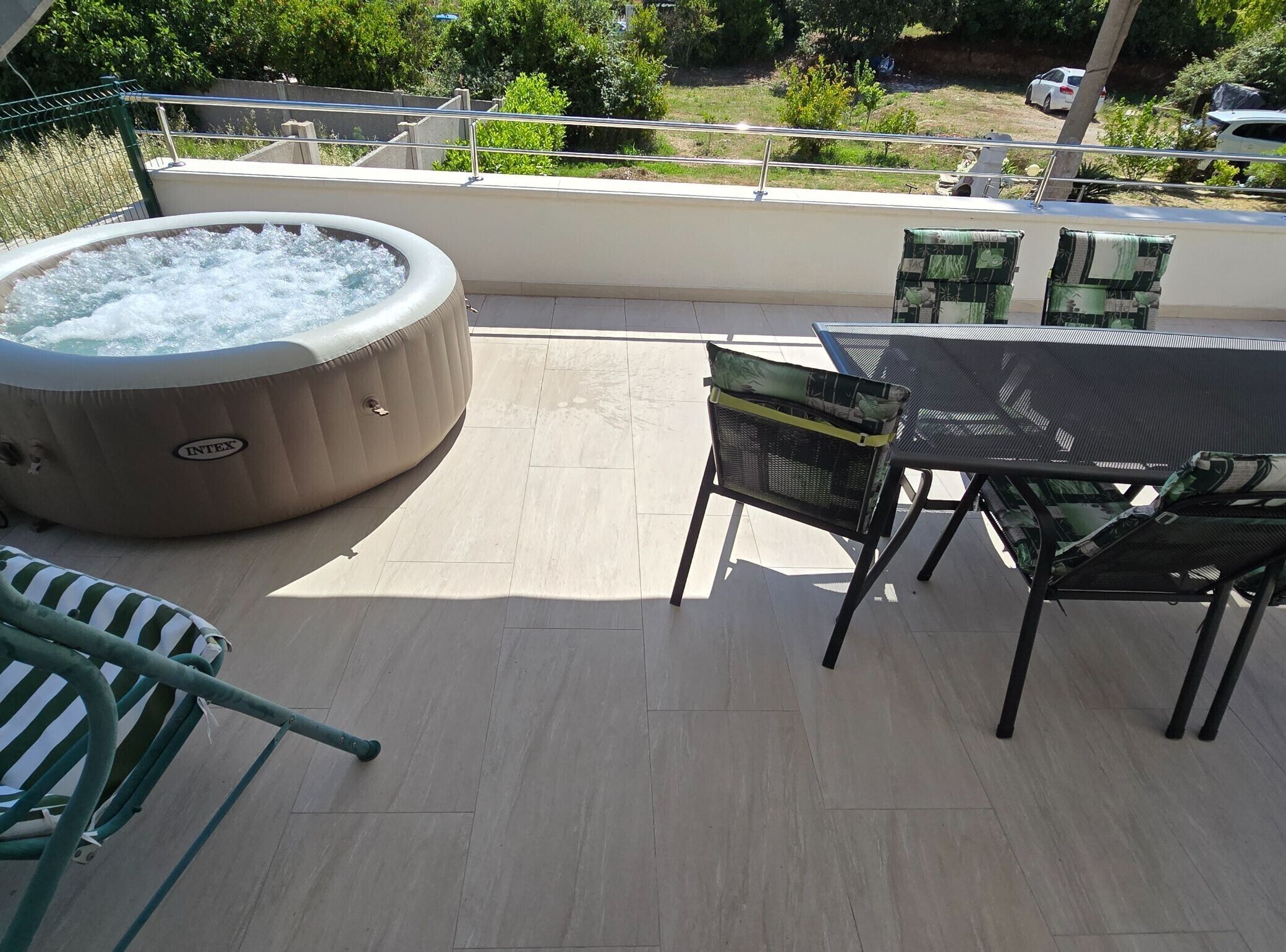 Ein Whirlpool, Sitzgelegenheiten im Freien und Blick auf die Umgebung.