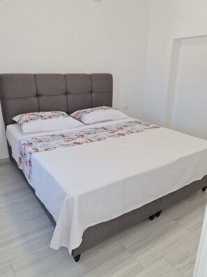 2 chambres, fer et planche à repasser, accès à Internet, literie fournie